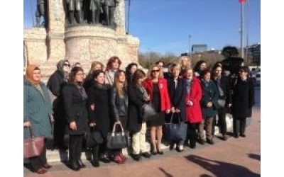 İSTANBUL KADIN MUHTARLARI TARAFINDAN "5 ARALIK KADINA SEÇME VE SEÇİLME HAKKININ VERİLİŞİ"NİN 81. YIL DÖNÜMÜ NEDENİYLE TAKSİM ANITINA ÇELENK KOYULDU VE BASIN AÇIKLAMASI YAPILDI.